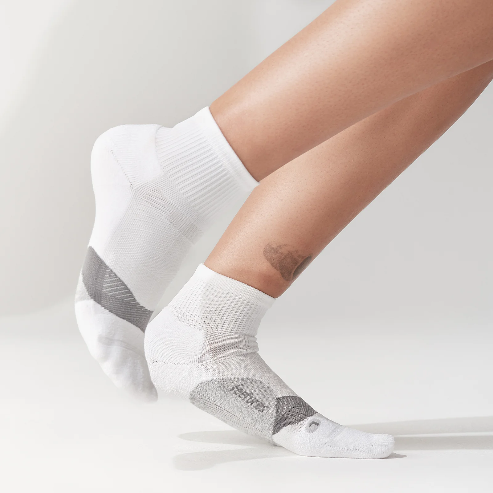 Feetures Elite Light Cushion Quarter Sock (Unisex) - White - Image 3